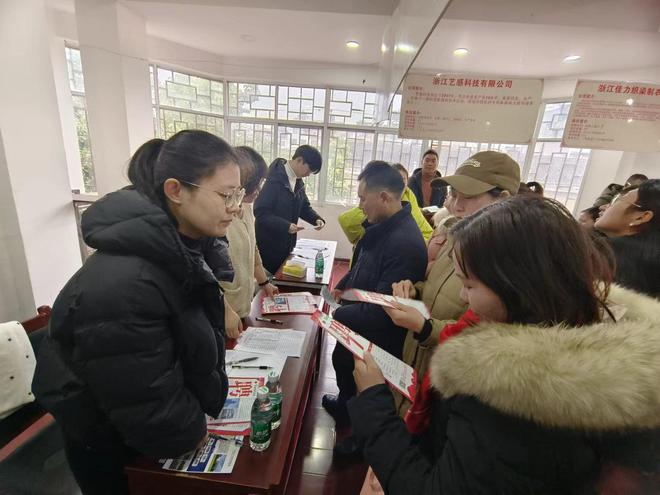 湖南城步：“春风行动”暨就业援助月大型招聘活动举行(图2)