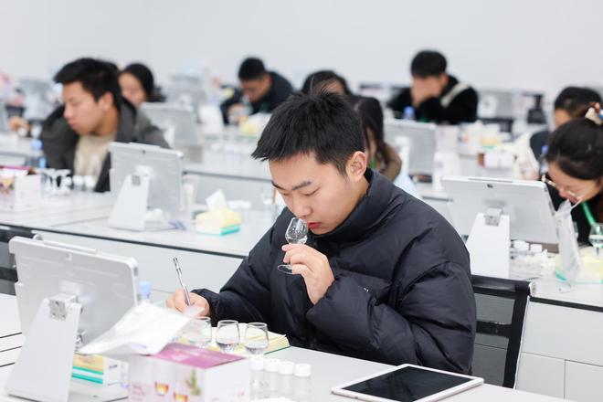 2024中国大学生酒类创新创意大赛决赛举行：三大项目前三名将被五粮液拟录用(图1)