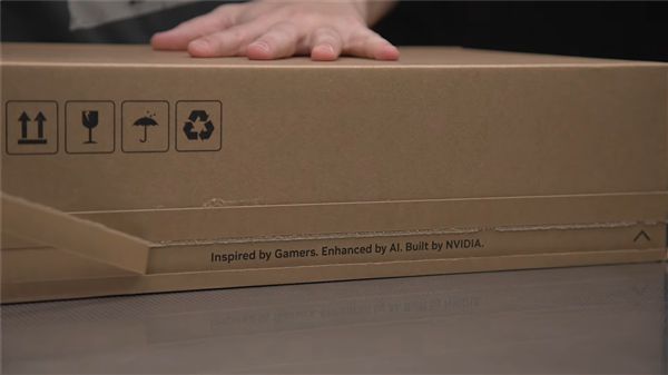 NVIDIARTX5090公版显卡开箱：包装设计彻底改变！(图1)