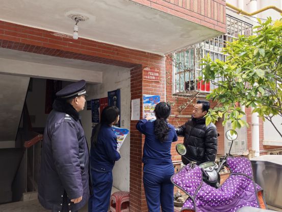信阳市平桥区消防救援大队宣传进小区织密电动车“安全网”(图1)