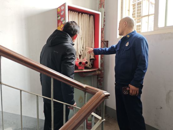 信阳市平桥区消防救援大队宣传进小区织密电动车“安全网”(图2)