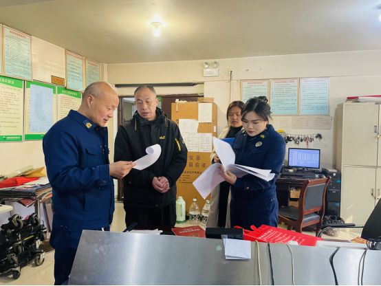 信阳市平桥区消防救援大队宣传进小区织密电动车“安全网”(图3)