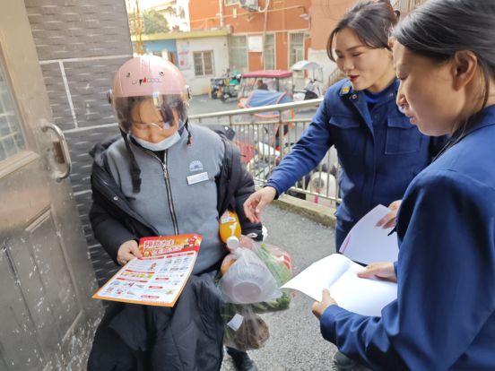 信阳市平桥区消防救援大队宣传进小区织密电动车“安全网”(图4)