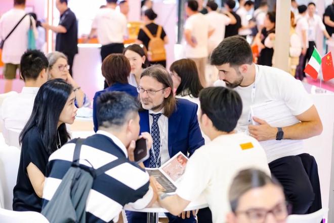 “BeautycraftedinItaly”：意大利展团闪耀CBE2025上海美博会共鉴意式美妆魅力(图3)