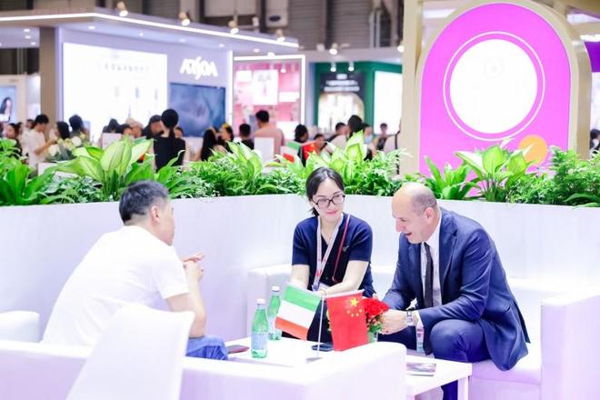 “BeautycraftedinItaly”：意大利展团闪耀CBE2025上海美博会共鉴意式美妆魅力(图1)